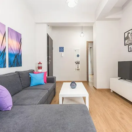 One Bedroom For 2 Ppl *